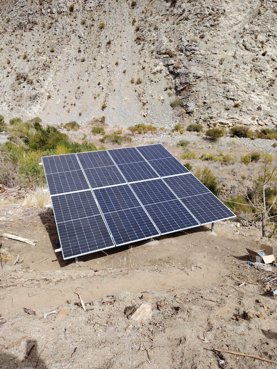 Sistema de bombeo solar directo con VFD en Río Hurtado, arreglo de 8 paneles monocristalinos de 590 W